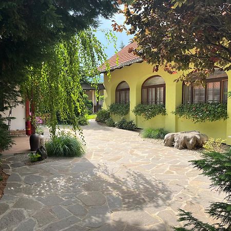 Penzion Primase Долни Вестонице Екстериор снимка